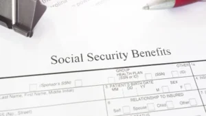 Formulario de Social Security Benefits junto a un bolígrafo, ilustrando el servicio de asesoría y gestión de trámites de seguridad social.
