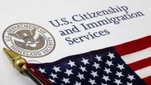 Documento oficial con el logo de U.S. Citizenship and Immigration Services (USCIS) junto a una bandera de Estados Unidos.