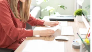 Profesional revisando documentos financieros en una oficina, representando la gestión administrativa